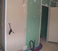 Rdc : salle de pc, bureau :à gauche, on voit la porte des wc, au fond, la porte de la sdb du bas