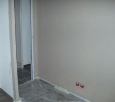 Premi&egrave;re couche peinture taupe &agrave; paillettes