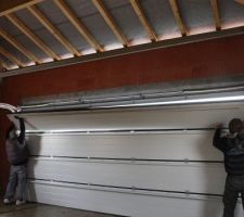 Pose de la porte sectionnelle du garage