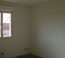 24 et 27 mars : peinture (sous-couche) dans les chambres de l'étage