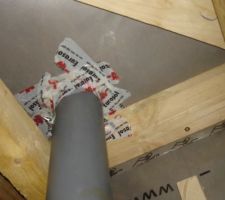 Etancheité à l'air autour passage ventilation de chute au travers du pare vapeur