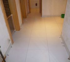 Nouveau carrelage pos&eacute; dans le hall d'entr&eacute;e