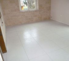 Nouveau carrelage pos&eacute; dans le salon