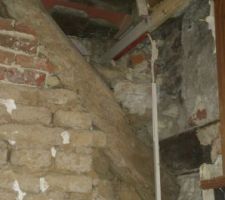 Un poteau entre les briques qui soutien la sabli&egrave;re mur &eacute;tage