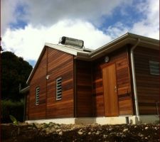 L'arrière de la maison avec le chauffe-eau fraichement posé