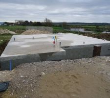 Dalle sur vide sanitaire terminée et entrain de sécher pendant une durée de 1 mois