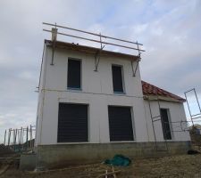 Pose des tuiles pour mettre la maison hors d'air et hors d'eau