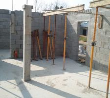 Le poteau de soutient de la dalle de l'&eacute;tage est coul&eacute;