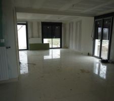 Pose du carrelage dans la pi&egrave;ce &agrave; vivre