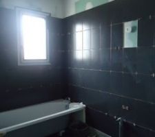 Pose de la faillance et du carrelage dans la salle de bain de l'&eacute;tage