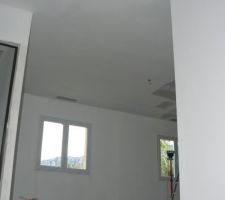 Le salon vu de la mont&eacute;e d'escalier.