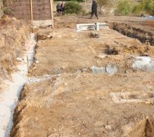 Démarrage du terrassement avec des fondations spéciales à cause du terrain un peu argileux.