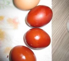 Les oeufs coloré dans les épluchures d'oignons