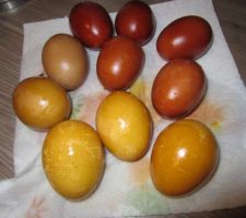 Les oeufs colorés dans les épluchures d'oignons, betterave, curcuma