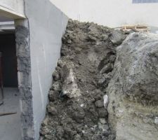 Remblais à l'avant de la maison, côté garage.