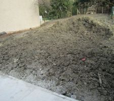 Remblais à l'arrière de la maison. On voit l'une des 2 descentes d'eau.