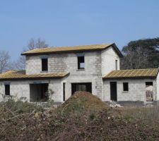 Façade sud, vue du petit chemin derrière le terrain