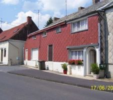 Facade de devant (debut de la maison a gauche jusqu'au volet marron)