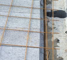 Mur int&eacute;rieur en parpaings, fra&icirc;chement ma&ccedil;onn&eacute;