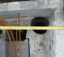 Ca fat une grosse erreur !! en plus je doute du "trou" du raidisseur : il est "fabriqu&eacute;" entre le mur int&eacute;rieur et le mur de fa&ccedil;ade qui a &eacute;t&eacute; d&eacute;coup&eacute;. pour moi rien n'est solidaire.