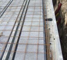 On voit : le tour de dalle, le tour de dalle et les trous des raidisseurs du mur de pignon d'origine. On voit aussi, fra&icirc;chement ciment&eacute;, le mur int&eacute;rieur en parpaings. le trou de raidisseur a &eacute;t&eacute; agrandit.