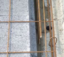 Les hourdis reposent sur le mur int&eacute;rieur fra&icirc;chement ma&ccedil;onn&eacute;.