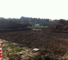 Terrassement termin&eacute; !
L'emplacement pour la maison semble d&eacute;mesur&eacute; par rapport &agrave; la taille du terrain ! Attendons la suite pour mieux se rendre compte
