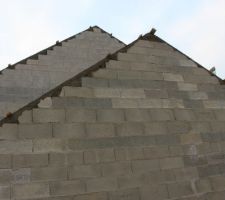 Charpente soudée au pignon.