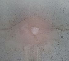 Rebouchage des trous dans les murs pour l'&eacute;chafaudage toiture