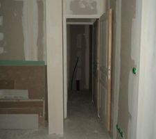 Passage de la cuisine vers les wc et le cellier du RDC