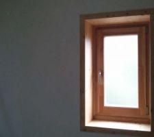 Fen&ecirc;tre de la sdb, et enduit &agrave; la chaux juste termin&eacute;