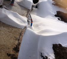 La neige qui a tout boucher le contour du vide sanitaire