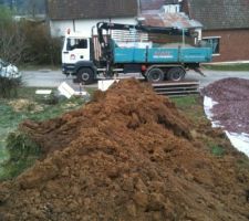 Début accès chantier décalé de 2 mètres a cause des poutrelles en bas du terrain !!!