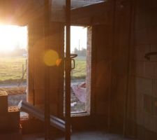 Lev&eacute;e du soleil en fa&ccedil;ade de maison