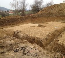 Les futures fondations: et là c'est le drame, contrairement à ce qu'on avait calculé à l'aide des plans du géomètre, la cabane existante est à 2m d'un futur mur, et non pas à 8m comme prévu...