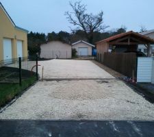 ALLEE DE GARAGE - APRES
pose de bordures P1, création impluvium sur toute la longueur de séparation avec le voisin, 15 cm de calcaire jaune, réservation de 5 cm pour futurs enrobés