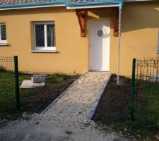 Allée du portillin jusqu'à la porte d'entrée avec bordures béton, 15cm de calcaire jaune et réservation de 5cm pour futurs enrobés