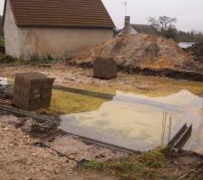 Précipitations exceptionnelles selon les voisins mais voilà, l'eau ne s'écoule plus... Va falloir pomper !