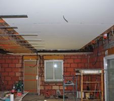La base, partie haute du faut plafond est faite.