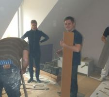 Montage du stratifié avec de l'aide
