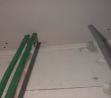Gaines éloignées du mur pour laisser passer l'isolant derrière