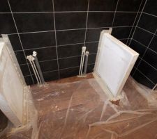 1ère couche d'enduit (plâtre) sur les montants du plan vasque