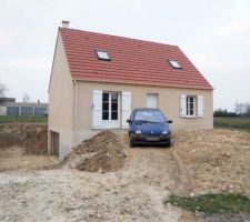 Décaissement à la pelle d'une allée en vue d'assainir l'accès à l'entrée et oublier (enfin !) la gadoue insupportable ...