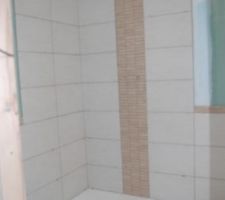 La douche est carrel&eacute;e, manque encore les joints