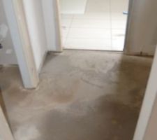 Petit ragr&eacute;age pour rattraper la diff&eacute;rence de niveau entre la salle d'eau et le reste (cause chauffage au sol salle d'eau).