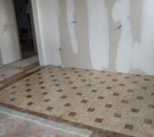 Ancien carrelage avec le primaire appliqu&eacute;