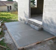 Terrasse coulée en attente d'être carrelée