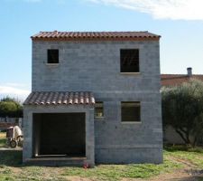 01.12.09 ~ Toute la maçonnerie est terminée, tous les rebords de porte, fenêtres et baie coulissante sont posés