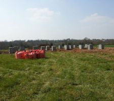 Livraison des parpaings pour les sous-bassement (4 rangs)