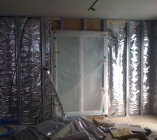 Isolation supplémentaire avec thermo-réflexion et tassaux bois pour les supports rideaux.